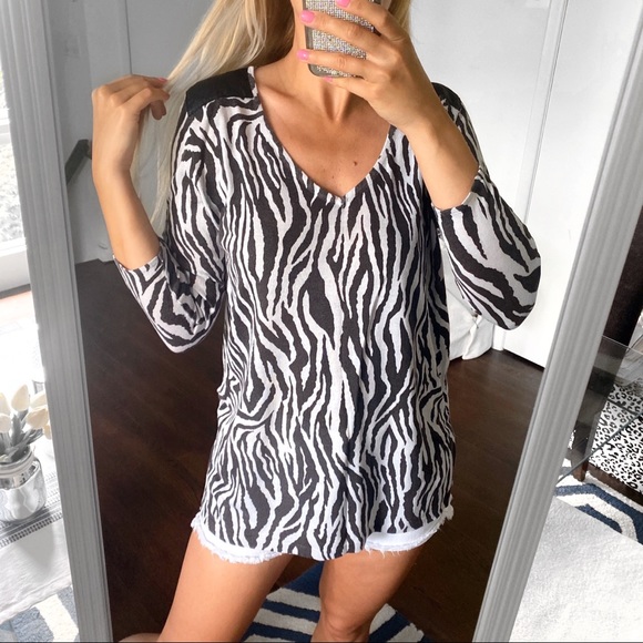 π¦ HM ZEBRA PRINT VNECK LIGHT LOOSE SWEATER! - Picture 4 of 10